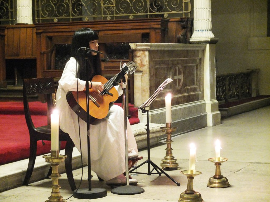 St Pancras Church にて演奏する青葉市子さん