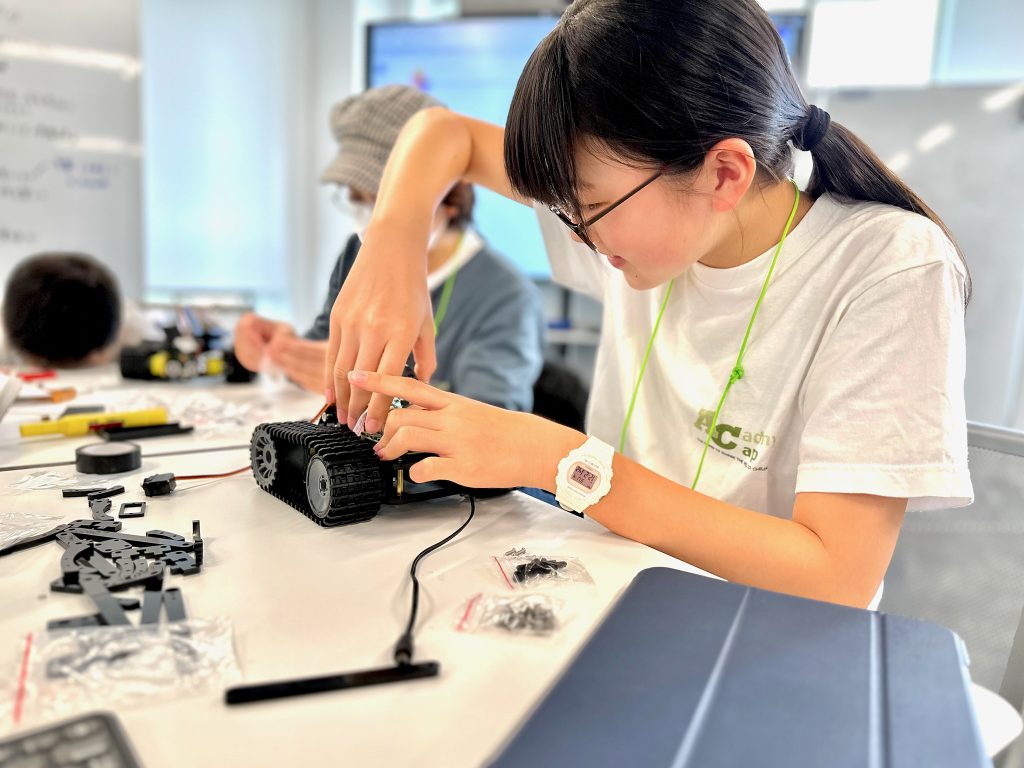 ものを掴めるタンク・ロボットを組み立てろ
