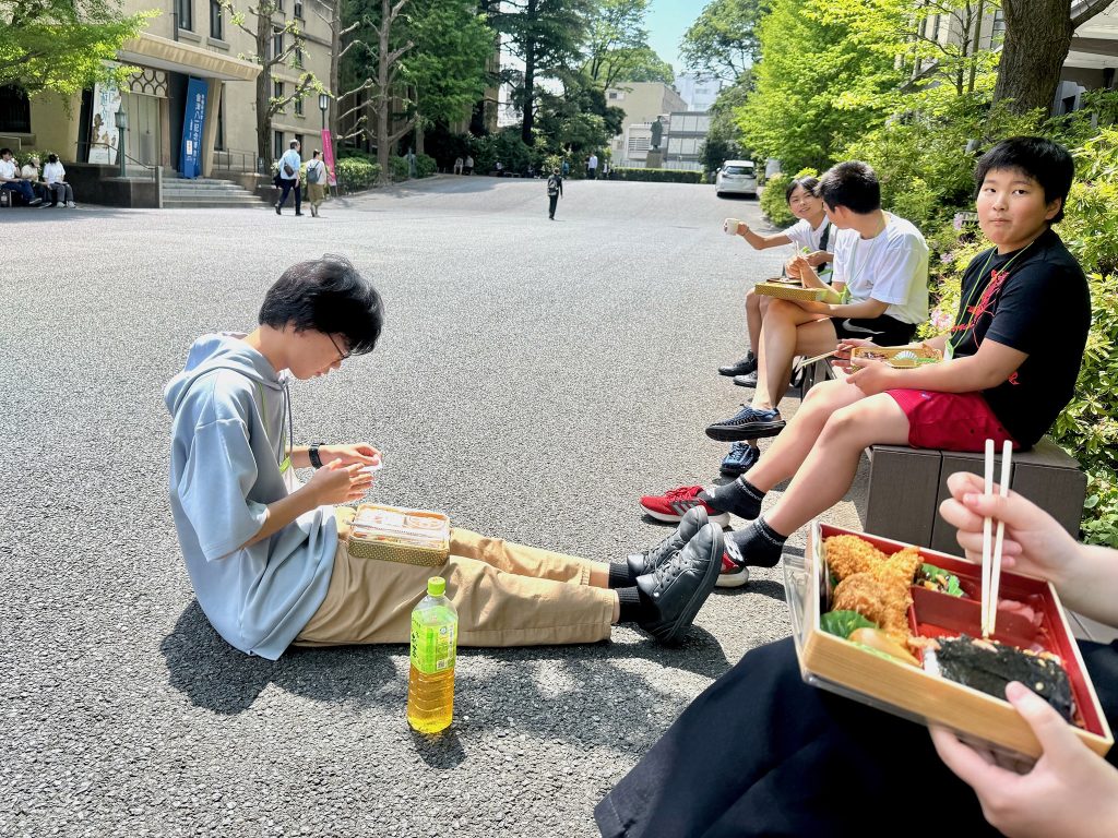 大学キャンパスでお弁当を食べる