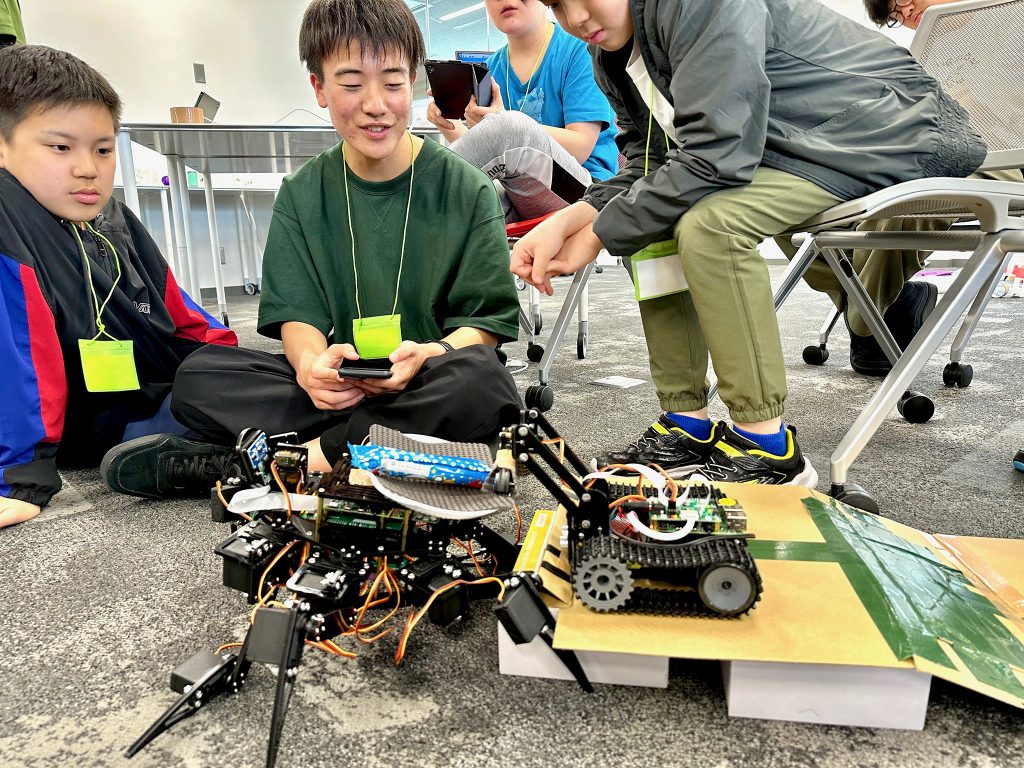 ロボットを連携させてバッテリーを運んでもらえるか？