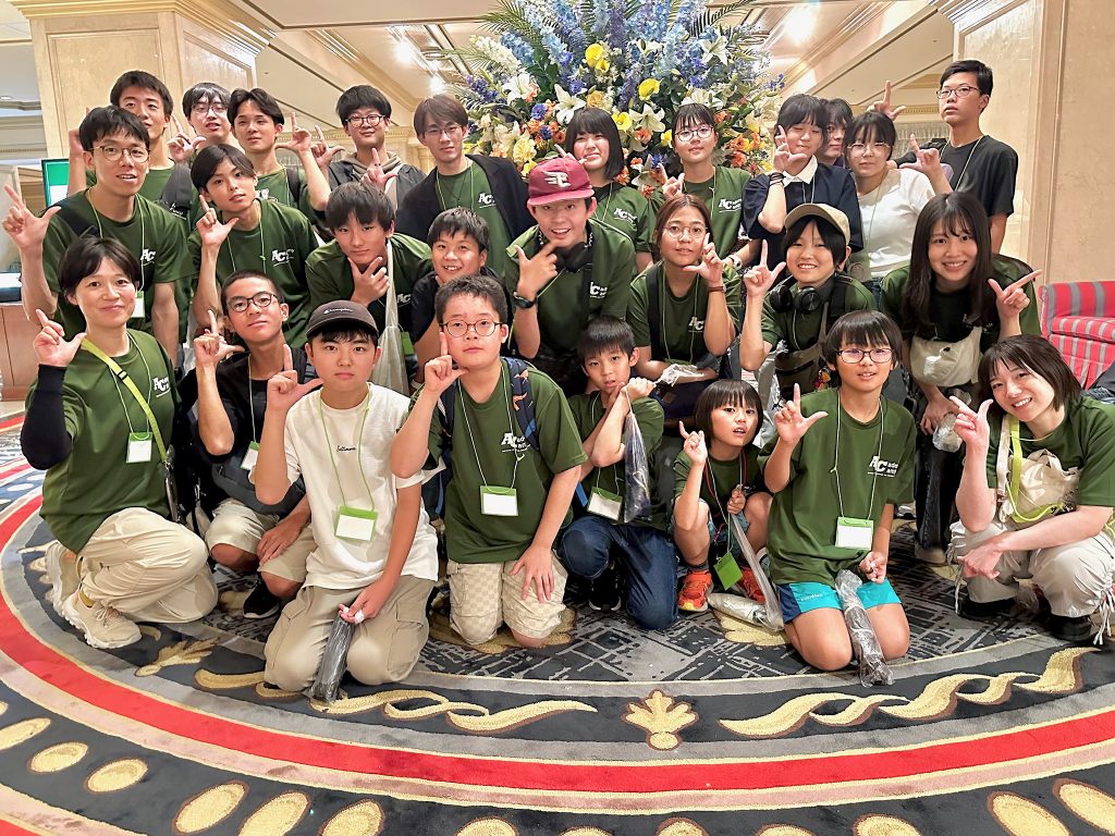 ディナービュッフェ会場で集合写真