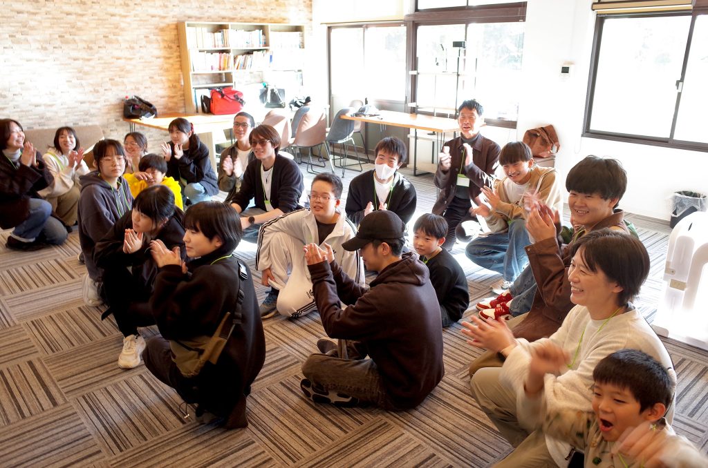 会場は元小学校だった施設