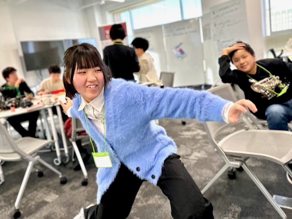 人間がどう投げるかを改めて観察して、ロボットに投げ方を伝える