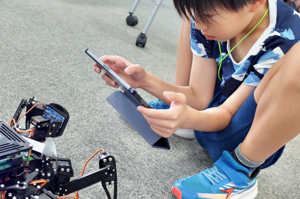 ヘクサポッド (6本脚ロボット) にどんな動きをさせられるのか