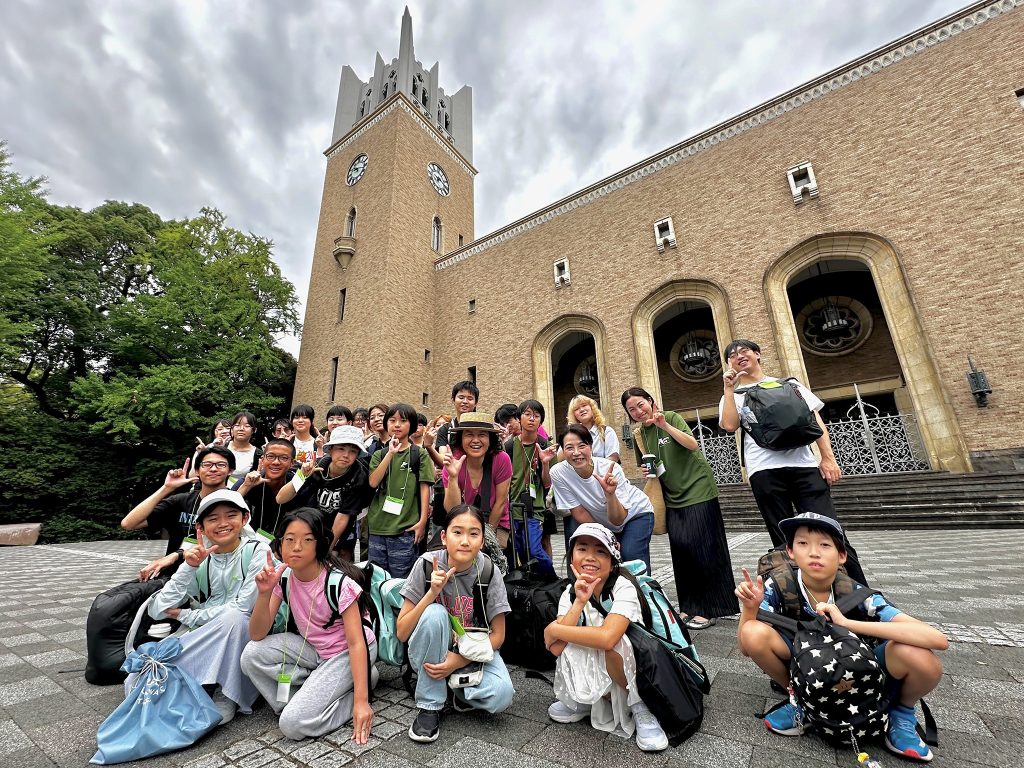 早稲田大学の時計塔の前で
